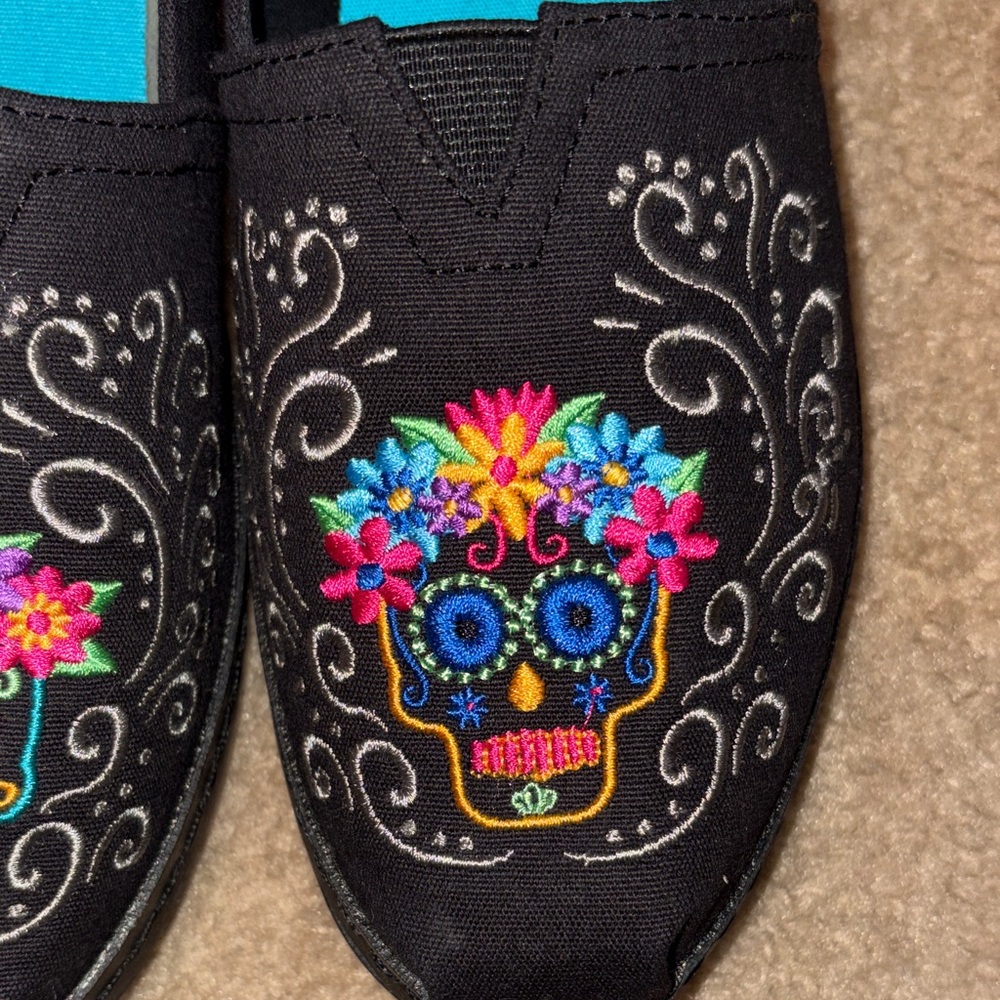 TOMS Black Embroidered Mismatch Sugar Skull Clavera flats Women’s 8 - Picture 6 of 6